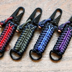 Llavero colgante / Paracord de diamante con tejido de esmoquin con nudo y cuenta para colgar / Llavero con presilla para cinturón con clip tipo bandolera / Herrajes negros / 12 combinaciones de colores