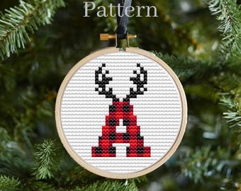 Patrón de punto de cruz del alfabeto navideño para adornos de monogramas con letras iniciales de cuadros escoceses