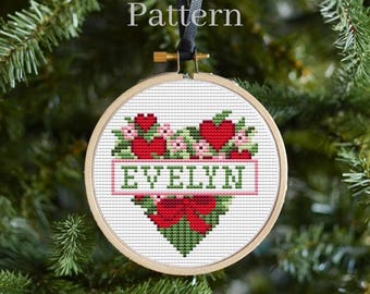 Patrón de punto de cruz de corazón con gráfico alfabético para adornos con nombres