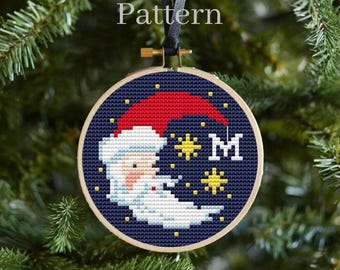 Patrón de punto de cruz de Papá Noel con tabla del alfabeto para adornos monograma personalizados con letras iniciales.