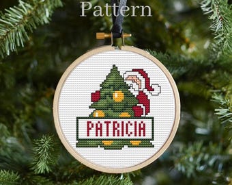 Patrón de punto de cruz de Papá Noel y árbol de Navidad con gráfico alfabético para adornos personalizados con nombres