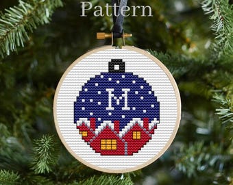 Patrón de punto de cruz para adorno inicial navideño con tabla de alfabeto para letras de monograma