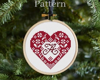 Patrón de punto de cruz de corazón pequeño con alfabeto cursivo para adorno de monograma con letras iniciales