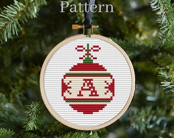 Patrón de punto de cruz para adornos navideños con letras de monograma para adornos iniciales.