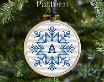 Patrón de punto de cruz de copo de nieve con gráfico del alfabeto para adorno de monograma con letras iniciales