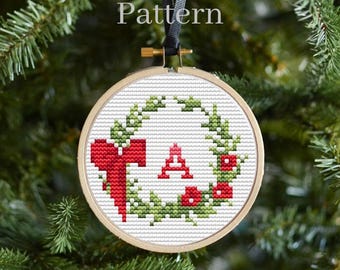 Patrón de punto de cruz de corona navideña con gráfico del alfabeto para adornos de monograma con letras iniciales