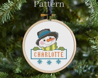 Patrón de punto de cruz de muñeco de nieve con gráfico alfabético para adornos navideños con nombres