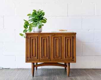 Vintage Mid-Century Modern Broyhill Sculptra Double-Door Nightstand