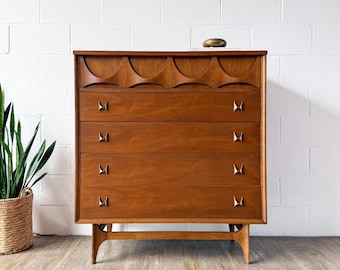BROYHILL FURNITURE Attic Heirlooms Solid Walnut Rustic Country
