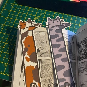 Marque-page long chat ~ marque-page chat mignon ~ cadeau pour amoureux des livres manga ~ cadeau pour amoureux des livres ~ signet chat mignon plastifié ~ coup d'oeil par-dessus la page