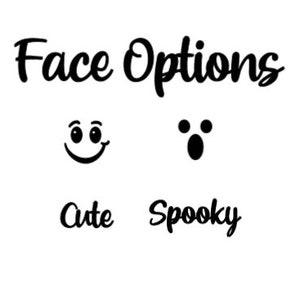 Pu&ograve; includere: Sfondo bianco con le parole "Face Options" in un carattere corsivo. Sotto, due opzioni di facce: una faccia sorridente con l'etichetta "Cute" e una faccia sorpresa con l'etichetta "Spooky".