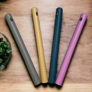 Puede incluir: Cuatro empu&ntilde;aduras de palo de golf en diferentes colores: gris, amarillo, azul y rosa. Las empu&ntilde;aduras tienen una superficie texturizada y est&aacute;n dise&ntilde;adas para mejorar el agarre.