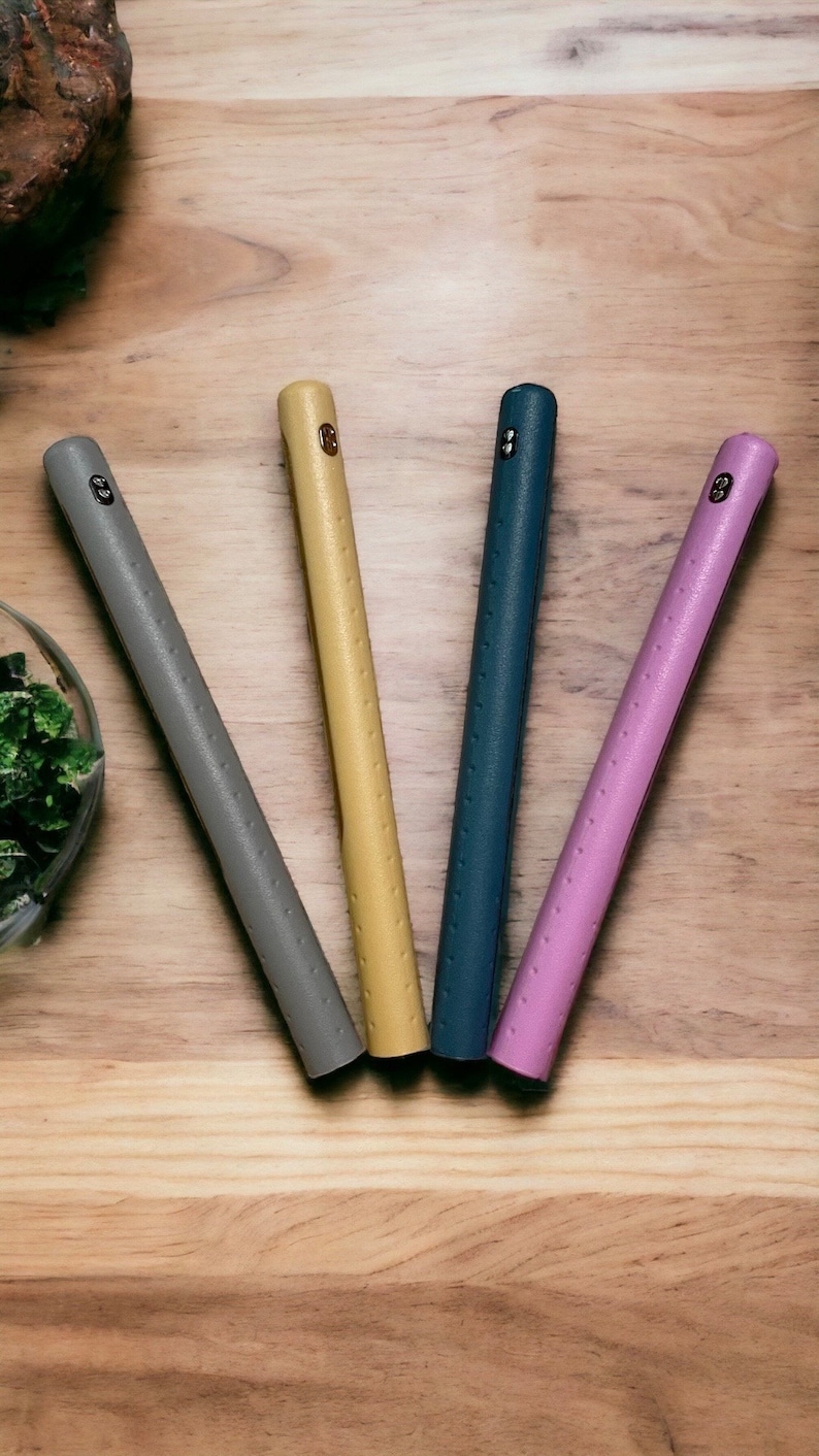 Puede incluir: Cuatro empu&ntilde;aduras de palo de golf en diferentes colores: gris, amarillo, azul y rosa. Las empu&ntilde;aduras tienen una superficie texturizada y est&aacute;n dise&ntilde;adas para mejorar el agarre.