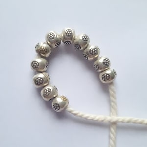 10 Stück 97% Silber Karen Hill-Tribe Silber Perlen: Thai Spiral Blumen Design