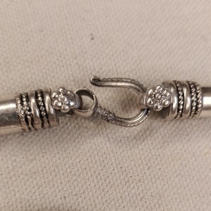 Pu&ograve; includere: Braccialetto a catena di serpente d'argento con una chiusura dettagliata. La chiusura &egrave; composta da due pezzi d'argento che si incastrano per formare una chiusura sicura.