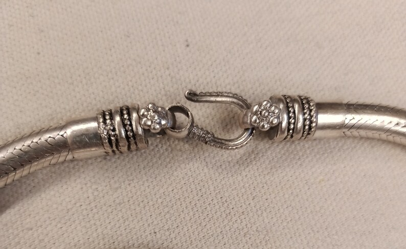 Pu&ograve; includere: Braccialetto a catena di serpente d'argento con una chiusura dettagliata. La chiusura &egrave; composta da due pezzi d'argento che si incastrano per formare una chiusura sicura.