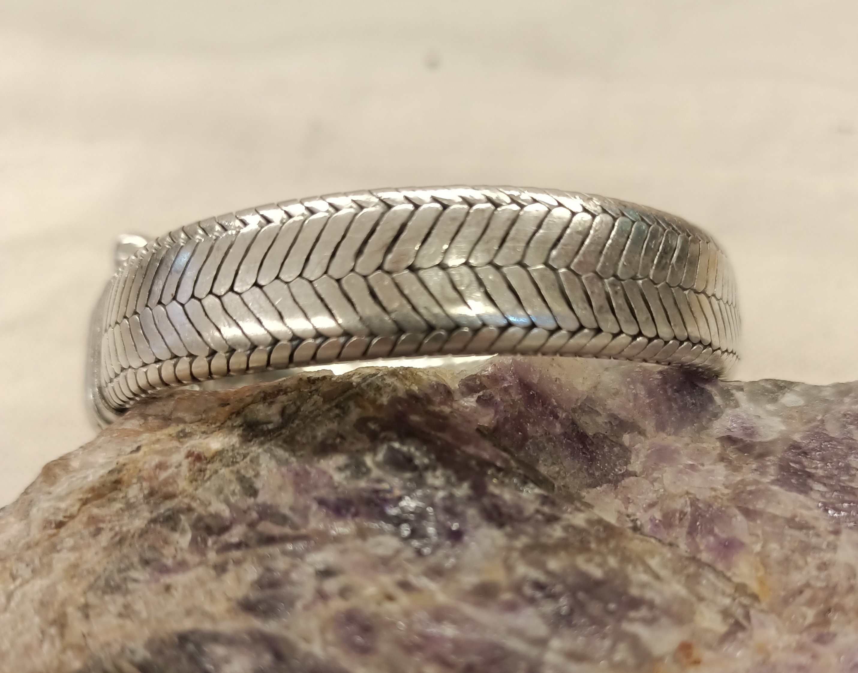 925 