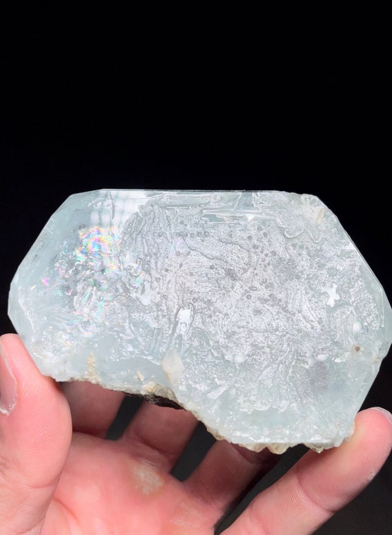 【希少・超美品】雪宝頂産 アクアマリン / 白雲母 共生鉱物 (状結晶) 中国四川省雪宝頂鉱山産の白雲母入りの美しい宝石質アクアマリン
