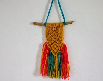 Macrame, hecho a mano, creado por mujeres.