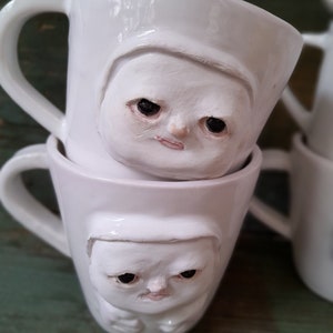 Mug en céramique Mug en poterie fait main, tasse à expresso, sculpture en céramique d'art, visage humain
