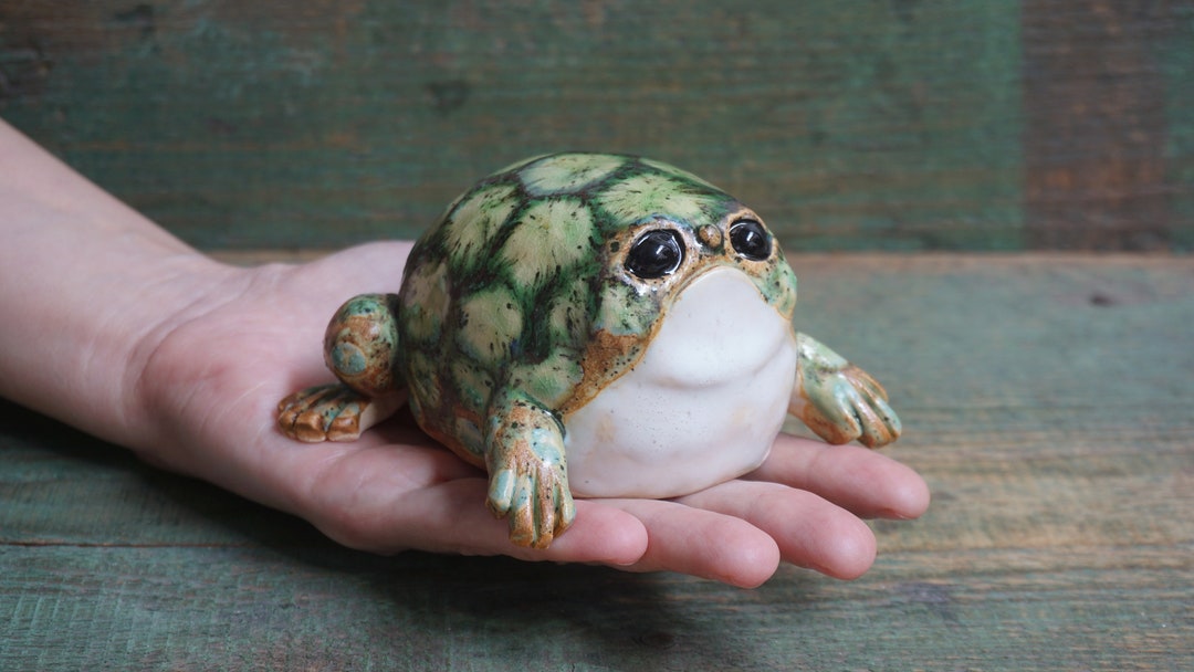 手作りの陶器製カエルの置物：奇妙な彫刻アート、レインフロッグ