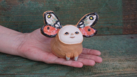 手作りの陶器製蝶の置物：奇妙な彫刻アート - Etsy 日本