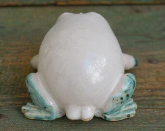 カエルの陶器彫刻2点セット カエルの陶器彫刻2点セット 陶器製 陶製 カエル かえる 蛙の置物