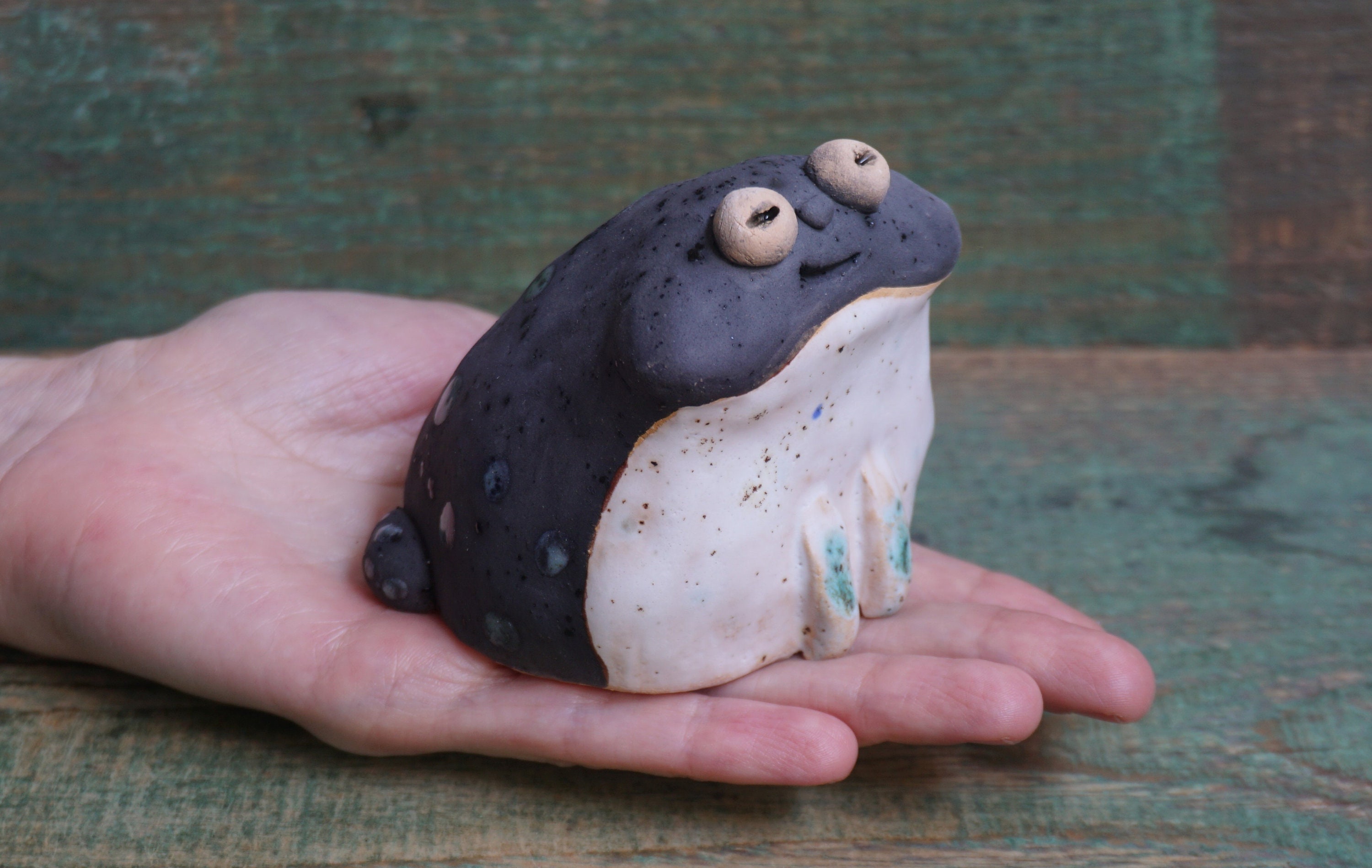 寝カエル　石粉粘土製 寝カエル 石粉粘土製