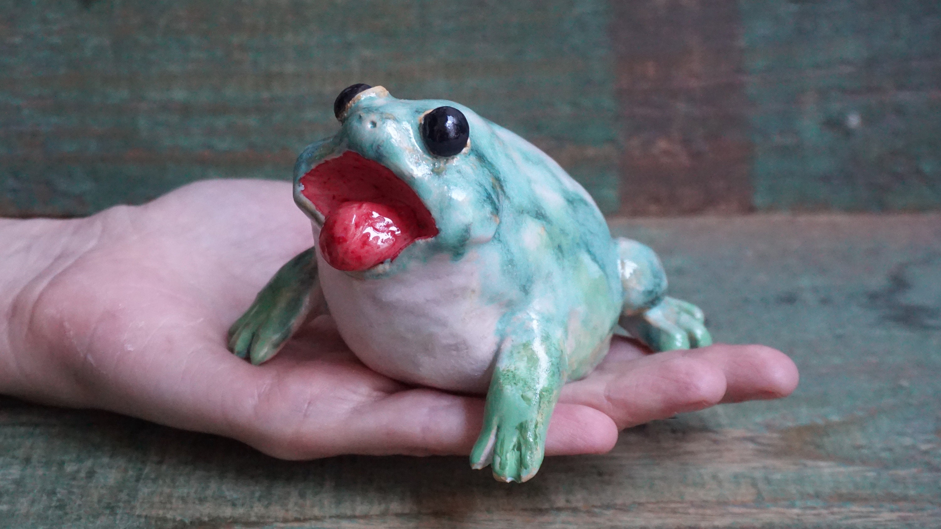 手作りの陶器製カエルの置物：奇妙な彫刻アート、レインフロッグ