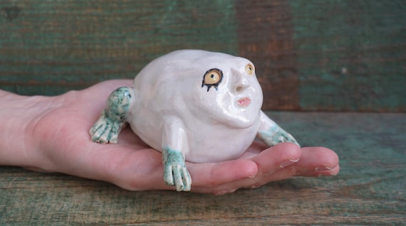 手作りの陶器製カエルの置物：奇妙な彫刻アート - Etsy 日本
