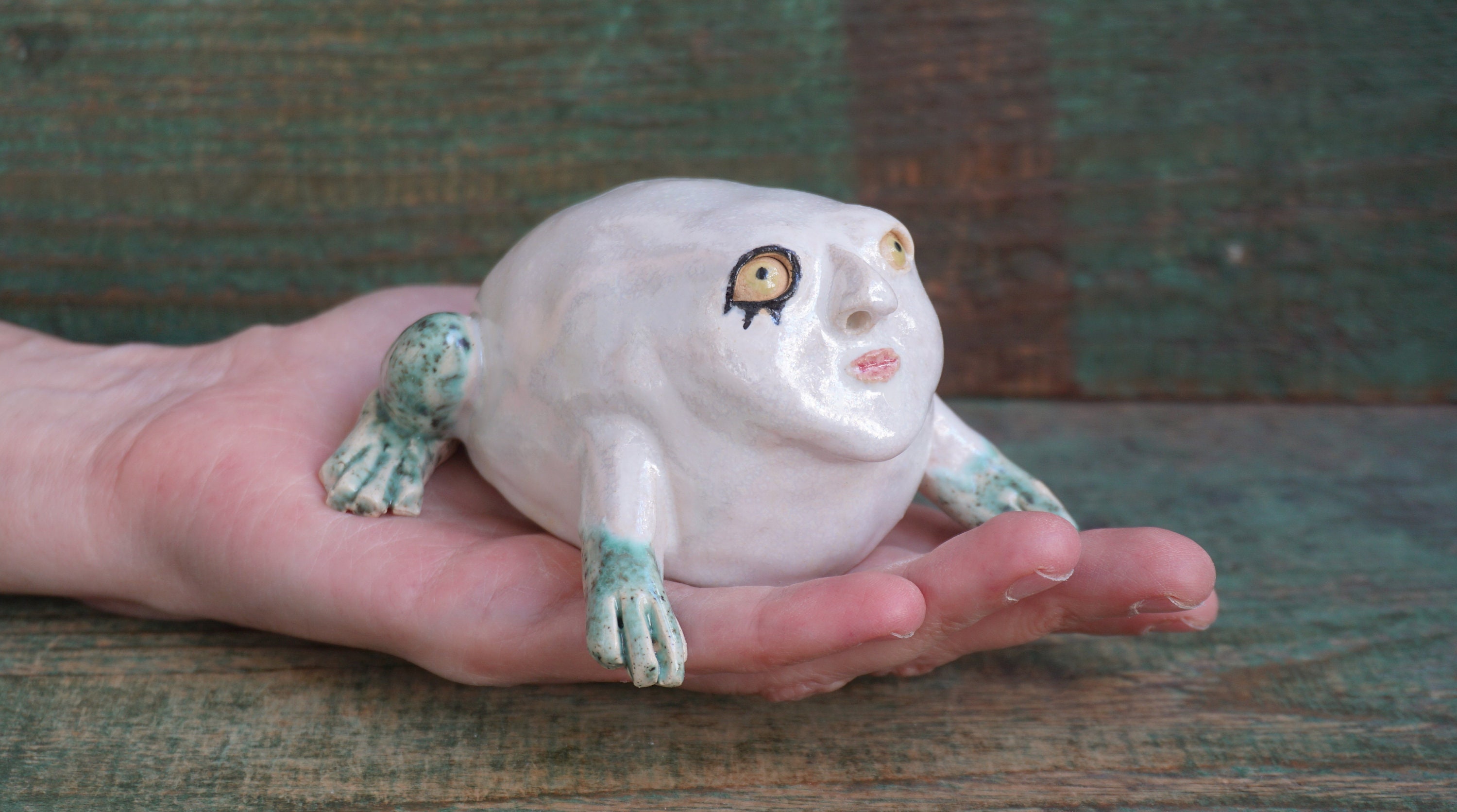 手作りの陶器製カエルの置物：奇妙な彫刻アート - Etsy 日本