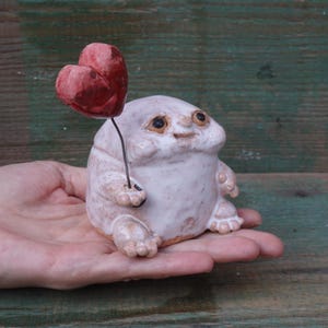 Handgemachte Keramik Fat Boy Skulptur mit Luftballon