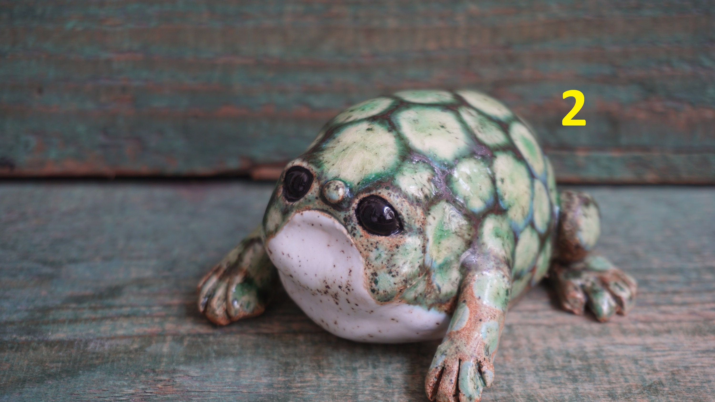 手作りの陶器製カエルの置物：奇妙な彫刻アート、レインフロッグ