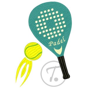 Puede incluir: Diseño bordado con una raqueta de pádel turquesa con la palabra "Padel" y una pelota de tenis amarilla con una estela amarilla. La raqueta tiene un mango negro y puntos blancos. El diseño está sobre un fondo blanco.