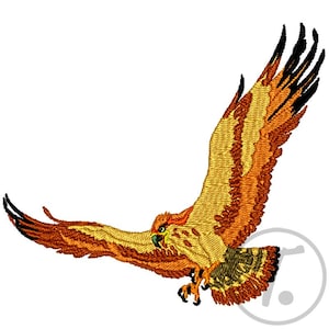 Può includere: Immagine ricamata di un falco in volo, con tonalità oro, arancione e marrone. Le ali dell'uccello sono spiegate, con punte di piume nere. L'occhio del falco è visibile, su sfondo bianco. Design tessile dettagliato.