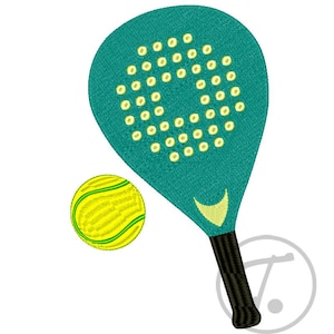 Peut inclure: Une raquette de pickleball turquoise avec un manche noir et un détail jaune, à côté d'une balle de pickleball jaune et verte. La raquette présente un motif de cercles jaunes. Le design est brodé.