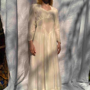 Vintage 1970s elegant cream wedding dress