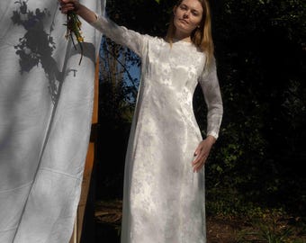 Vintage 1970s Cream / White Floral Wedding Dress
