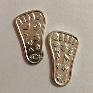 925 Silver Hindu Religious Laxmi Lakshmi Devi Charan Paduka Pair, Auspicious Footprint 4.8 gram, 3.5 cm, Temple Pooja Hindu Religion