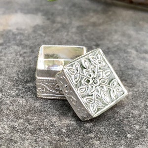 925er Silber handgefertigtes Schmuckstück Kajal Schatulle Schmuckschatulle, Surma Kumkum Sinddoor Behälter, quadratische Form 1,8 x 1,8 cm 6 g Tempel Pooja