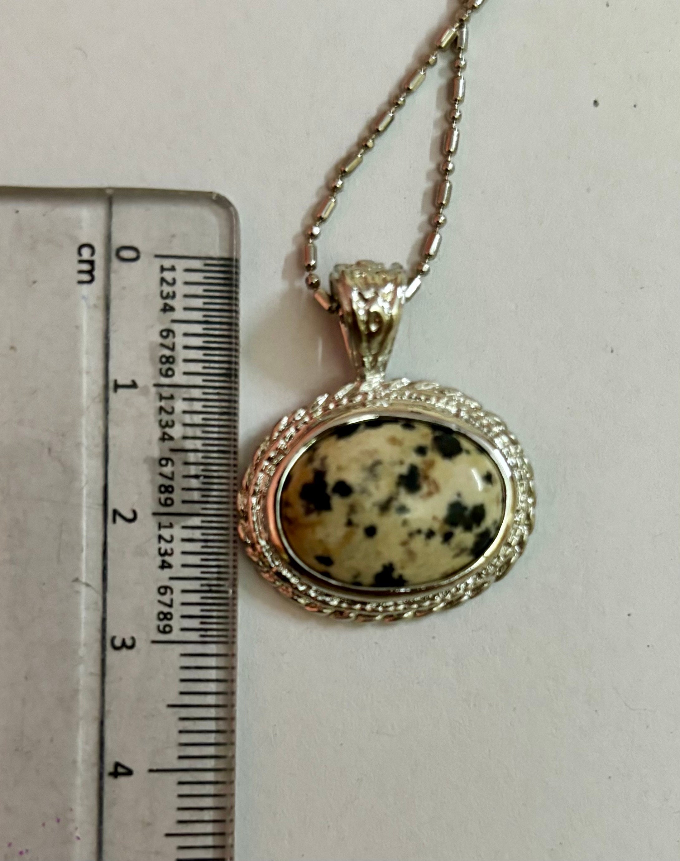 Collier Pendentif En Jaspe Rempli D'or Blanc - Motif Dalmatien - Chaîne Incluse - Neuf Avec étiquettes
