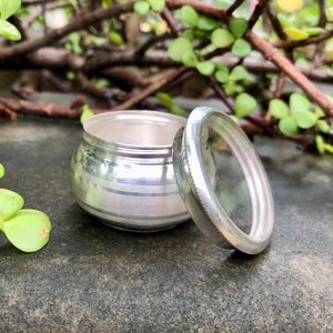 925er Silber handgefertigte Trinket Kajal Schatulle Schmuckschatulle, Surma Kumkum Sindoor Behälter, Pillendose, runde Form 4 cm Durchmesser 15 gms Tempel Pooja