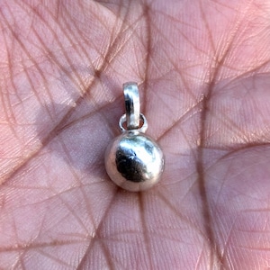 999er Reinsilber handgefertigter Silberkugelanhänger, runder Ball Goli, kugelförmiger Kugelanhänger, rund 9-10 mm Durchmesser, 5-5,5 gms Temple Pooja