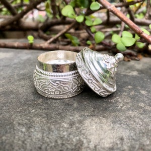 Ręcznie robione pudełko na biżuterię ze srebra próby 925 Kajal, pojemnik Surma Kumkum Sindoor, okrągły kształt kwiatowy, średnica 2,5 cm, 13,9 g, Temple Pooja