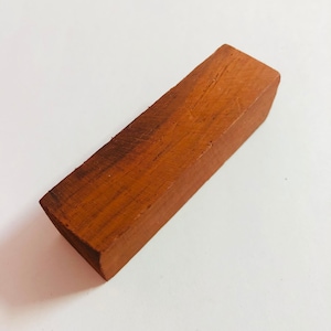 Bâtonnet original de bois de santal rouge Laal Chandan 1 pièce pour pooja 35-40 grammes livraison gratuite