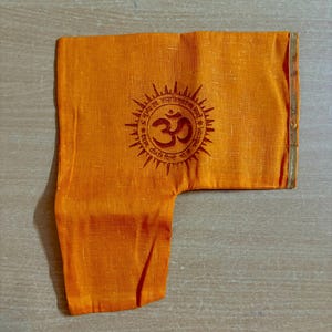 伝統的な L 字型 Gomukhi Gomukh Jaap Japa 祈り袋 ロザリオ数珠用 ヨガ 寺院 瞑想 オレンジ色 オムアウムプリント