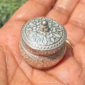 999 Silber handgefertigte Trinket Kajal Schatulle Schmuckschatulle, Surma Kumkum Sindoor Behälter, runde Form 2,8 cm Durchmesser 14 Gramm Tempel Pooja