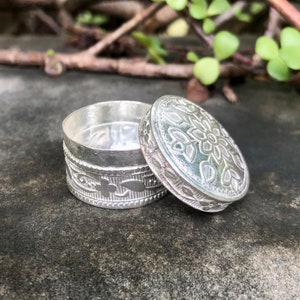 Portagioie Kajal in argento 925 fatto a mano, contenitore Surma Kumkum Sindoor, forma rotonda floreale, diametro 2,5 cm, 10,3 g, tempio Pooja