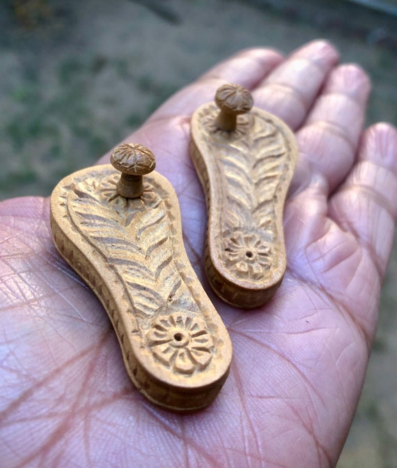 Kadamb Wood Hindu Religious Laxmi Lakshmi Devi/ Krishna Charan Paduka Footprint, 2 inch 5 cm length, Temple Pooja Hindu Religion Free Ship