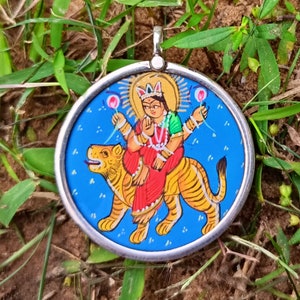 Handgemachte Miniatur Handbemalt 925 Sterling Silber Devi Durga ji sitzend auf Löwen Anhänger 33mm X 39mm, 5,5-6 Gramm #52 Free Ship